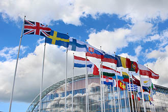 Flaggstänger med flaggor från EU-länder